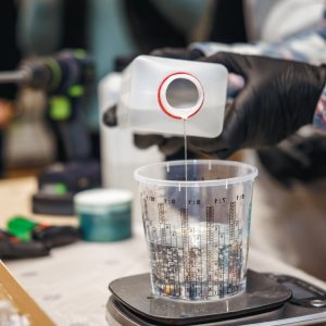 Kurs online „Stolik z kwiatami w żywicy epoksydowej”
