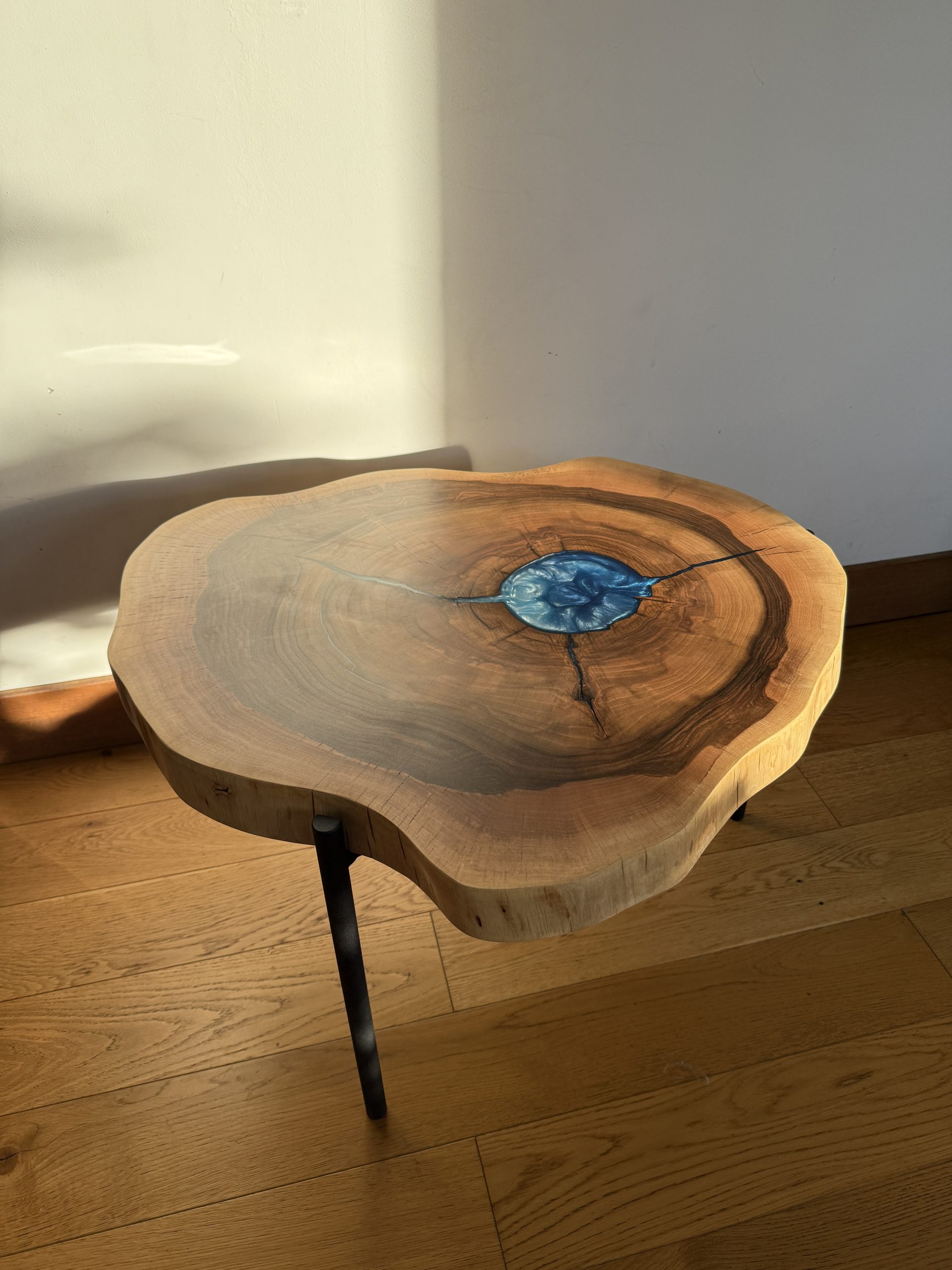Okrągły plaster drewna z żywicą epoksydową - obrazek 2